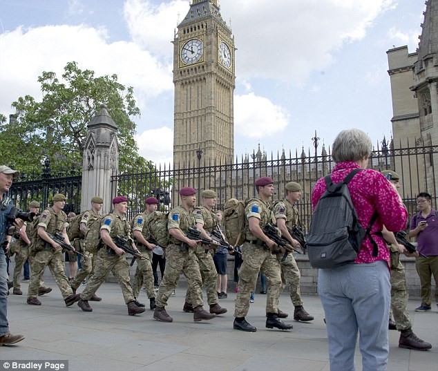 Lực lượng vũ trang tuần tra bên ngoài tòa nhà Quốc hội Anh.