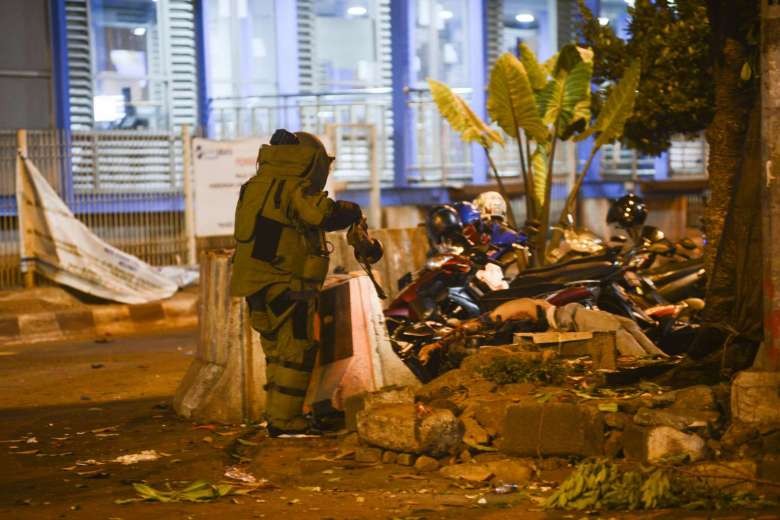 Hiện trường vụ nổ bom kép ở Jakarta tối 24/5. Ảnh: EPA