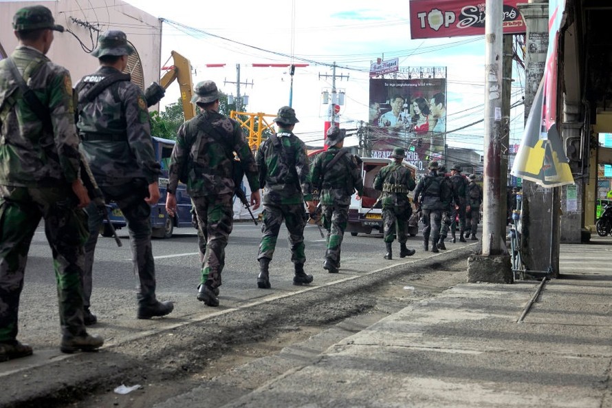 Lực lượng Philippines tuần hành trên phố sau khi Tổng thống Rodrigo Duterte tuyên bố thiết quân luật tại thành phố Davao, đảo Mindanao. Ảnh: EPA
