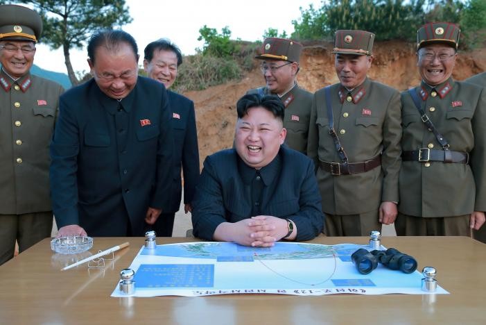 Ông Kim Jong-un vui vẻ trong buổi thử nghiệm tên lửa Hwasong-12 với Ri Pyong-chol (thứ 2 bên trái), Kim Jong-sik (giữa) và Jang Chang-ha (thứ 2 bên phải). Ảnh: KCNA