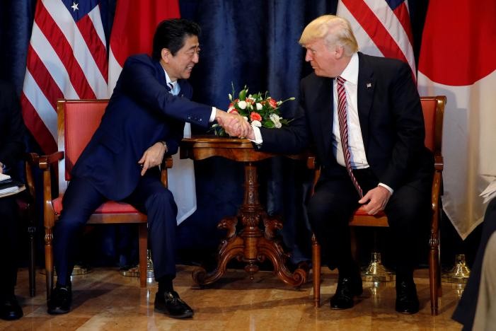 Tổng thống Mỹ Donald Trump và Thủ tướng Nhật Bản Shinzo Abe tại cuộc gặp song phương sáng 26/5.
