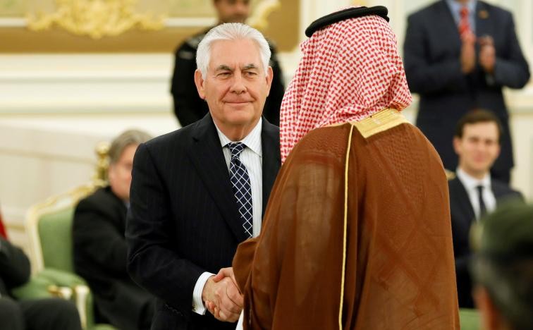 Ngoại trưởng Mỹ Rex Tillerson bắt tay với một người Hồi giáo trong chuyến thăm Ả Rập Saudi của Tổng thống Donald Trump cuối tuần qua. Ảnh: Reuters
