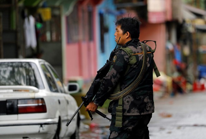 Binh sĩ Philippines đứng gác trên đường phố Marawi hôm 27/5. Ảnh: Reuters.