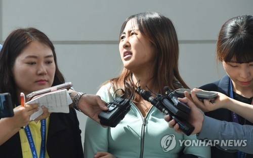 Chung Yoo-ra tại cuộc họp báo ngắn tại sân bay Incheon sau khi bị dẫn độ về nước vào ngày 31/5. Ảnh: Yonhap