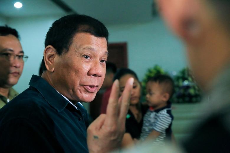 Tổng thống Philipin Rodrigo Duterte đến viếng các binh lính bị giết tại thành phố Marawi trong cuộc chiến với phiến quân Hồi giáo cực đoan vào ngày 26/5. Ảnh: Dinh Tổng thống Malacanang cung cấp