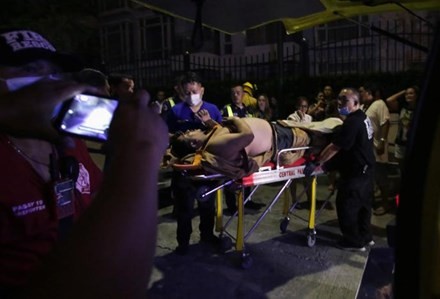 Một nạn nhân bị thương được đưa ra xe cấp cứu trong vụ xả súng ở khu nghỉ dưỡng Resorts World Manila. Ảnh: Reuters