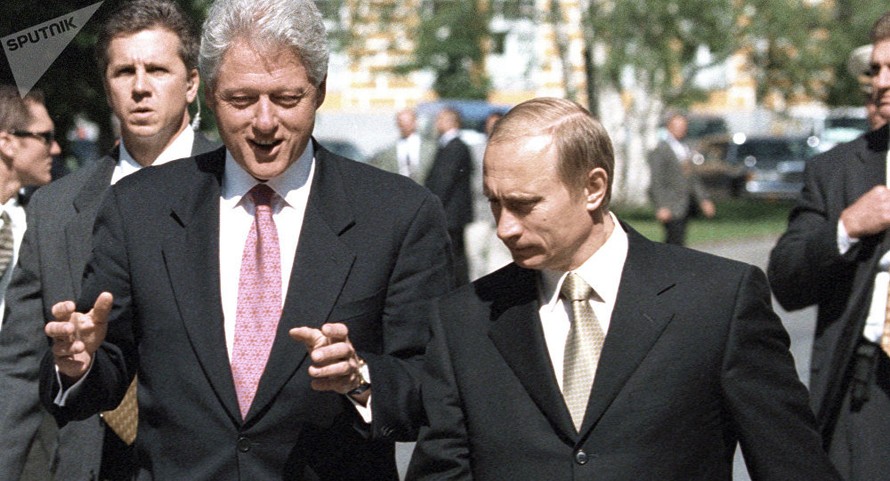 Cựu Tổng thống Mỹ Bill Clinton (trái) trò chuyện với Tổng thống Nga Vladimir Putin trong chuyến thăm Moscow hồi năm 2000.