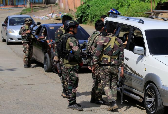 Lực lượng Philippines tuần tra tại Marawi. Ảnh: Reuters