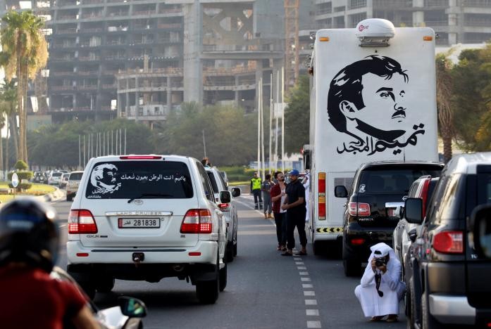 Hình ảnh Quốc vương Qatar Emir Sheikh Tamim Bin Hamad Al-Thani dán trên nhiều phương tiện giao thông ở thủ đô Doha. Ảnh: Reuters