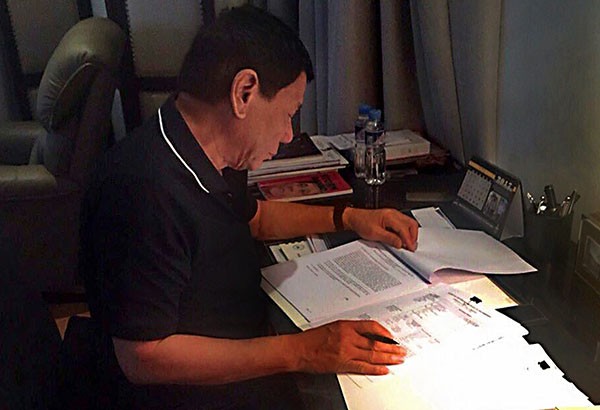 Bức ảnh chụp Tổng thống Philippines Rodrigo Duterte vào ngày hôm qua (15/6) do trợ lý đặc biệt Christopher Go cung cấp.