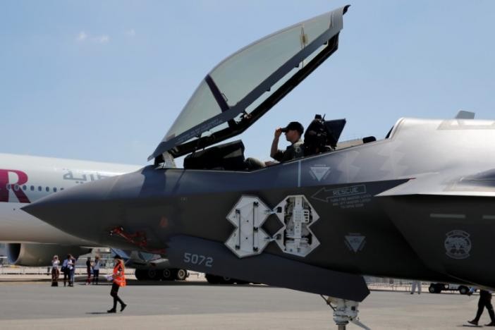 Lính Mỹ trong khoang lái của chiếc Lockheed Martin F-35 Lightning II được chuyển đến Sân bay Le Bourget, gần Paris, ngày 18/6 để tham gia Paris Airshow. Ảnh: Reuters