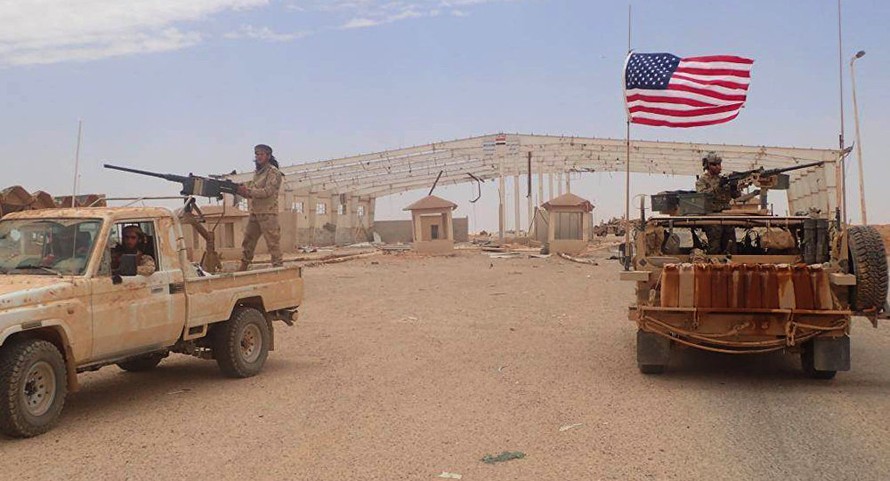 Lính Mỹ và chiến binh chống chính phủ Syria đang chiến đấu ở biên giới Syria-Iraq tại Tanf, nam Syria. Ảnh: AP