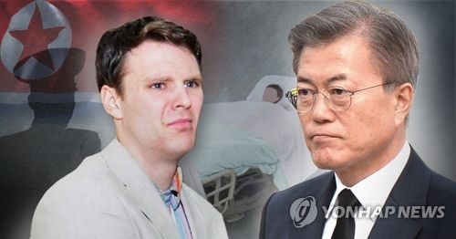 Otto Warmbier (trái) và Tổng thống Hàn Quốc Moon Jae-in (phải).