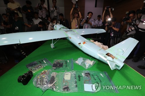 Máy bay không người lái được phát hiện hôm 9/6 gần biên giới Hàn Quốc - Triều Tiên được trưng bày tại cuộc họp báo của Bộ Quốc phòng Hàn Quốc ngày 21/6. Ảnh: Yonhap