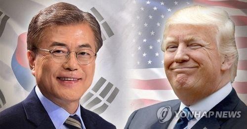 Tổng thống Hàn Quốc Moon Jae-in (trái) và người đồng cấp Donald Trump của Mỹ.