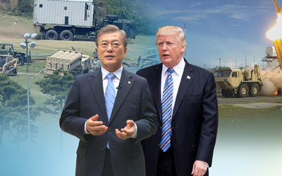 Tổng thống Hàn Quốc Moon Jae-in (trái) và người đồng cấp Mỹ Donald Trump. Ảnh: Yonhap