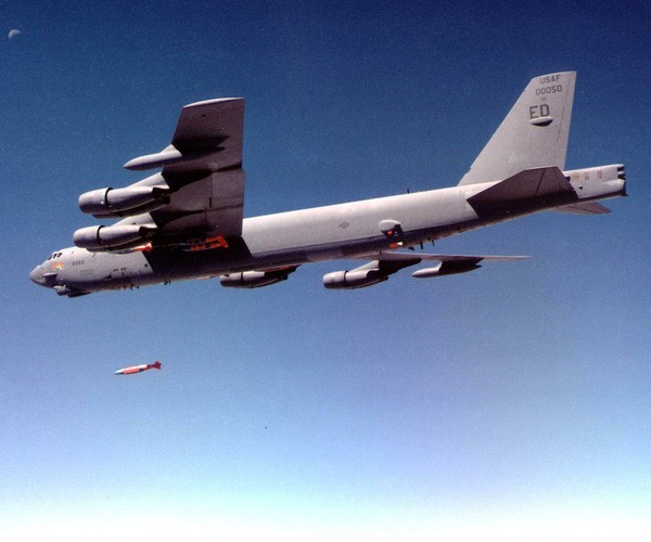 Máy bay B-52 phóng thử nghiệm JASSM.