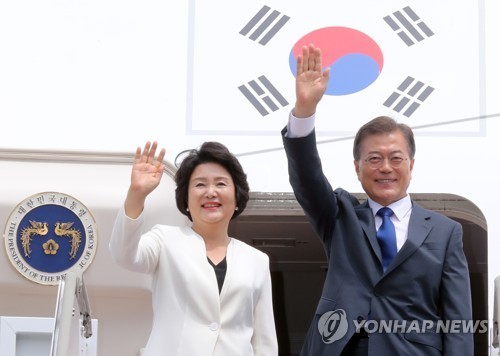 Tổng thống Hàn Quốc Moon Jae-in và phu nhân Kim Jung Sook tại Căn cứ Không quân Seoul, Seongnam, phía nam Seoul, trước khi sang Mỹ vào ngày 28/6. Ảnh: Yonhap