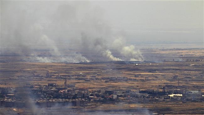Bức ảnh chụp tại Cao nguyên Golan cho thấy khói bốc lên từ phía biên giới Syria ngày 26/6. Ảnh: AFP