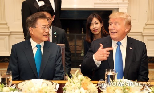 Tổng thống Mỹ Donald Trump (phải) và người đồng cấp Hàn Quốc Moon Jae-in trong bữa tối tại Nhà Trắng ngày 29/6. Ảnh: Yonhap