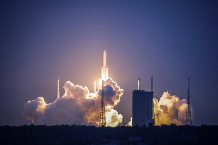 Phiên bản mới nhất của Trường Chinh 5 bay lên từ Trung tâm phóng vệ tinh Văn Xương vào chiều tối 2/7. Ảnh: Reuters