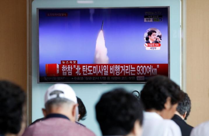 Tin tức Triều Tiên phóng thử tên lửa được phát sóng trên truyền hình Hàn Quốc. Ảnh: Reuters