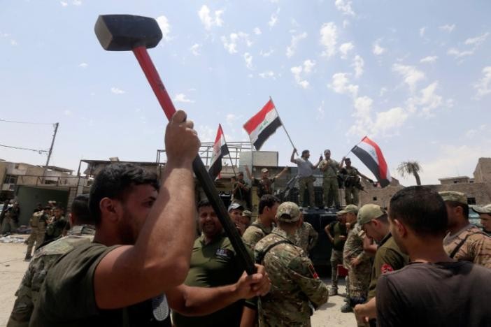 Quân đội Iraq ăn mừng sớm chiến thắng ở thành cổ Mosul. Ảnh: Reuters
