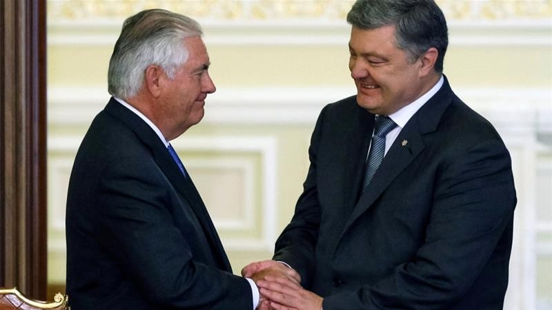 Ngoại trưởng Mỹ Rex Tillerson (trái) bắt tay Tổng thống Ukraine Petro Poroshenko. Ảnh: Reuters