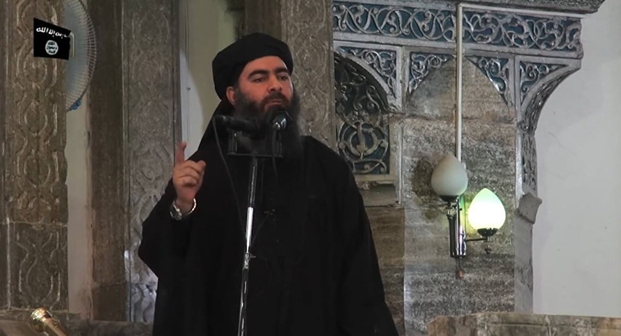 Thủ lĩnh tối cao của IS, Abu Bakr al-Baghdadi trong lần xuất hiện cuối cùng vào năm 2014 ở Mosul. Ảnh: AFP 