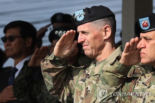 Trung Tướng Tướng Thomas S. Vandal (phải), Tư lệnh Lục quân 8 của Lực lượng Mỹ đồn trú tại Hàn Quốc (USFK). Ảnh: Yonhap 
