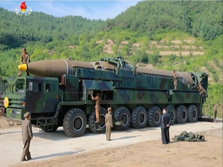 Chủ tịch Triều Tiên Kim Jong-un đích thân giám sát quá trình thử nghiệm ICBM Hwasong-14 ngày 4/7. Ảnh: KCNA