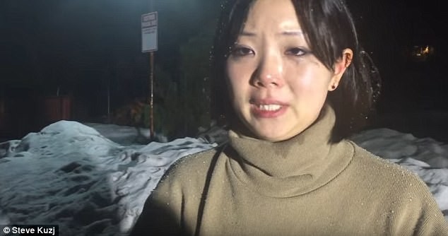 Dyne Suh khóc vì bị chủ nhà trọ đuổi ra giữa trời bão tuyết. Ảnh chụp từ video