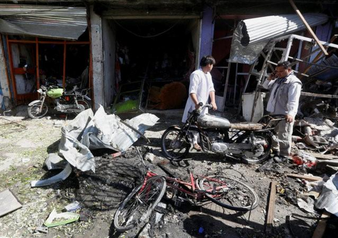 Hiện trường vụ đánh bom tự sát ở Kabul ngày hôm nay. Ảnh: Reuters