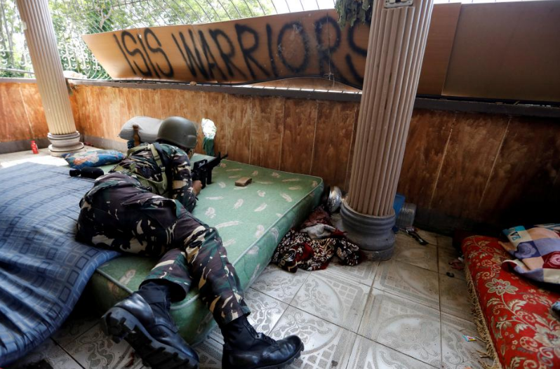 Binh sĩ Philippines tại cuộc chiến ở Marawi. Ảnh: Reuters