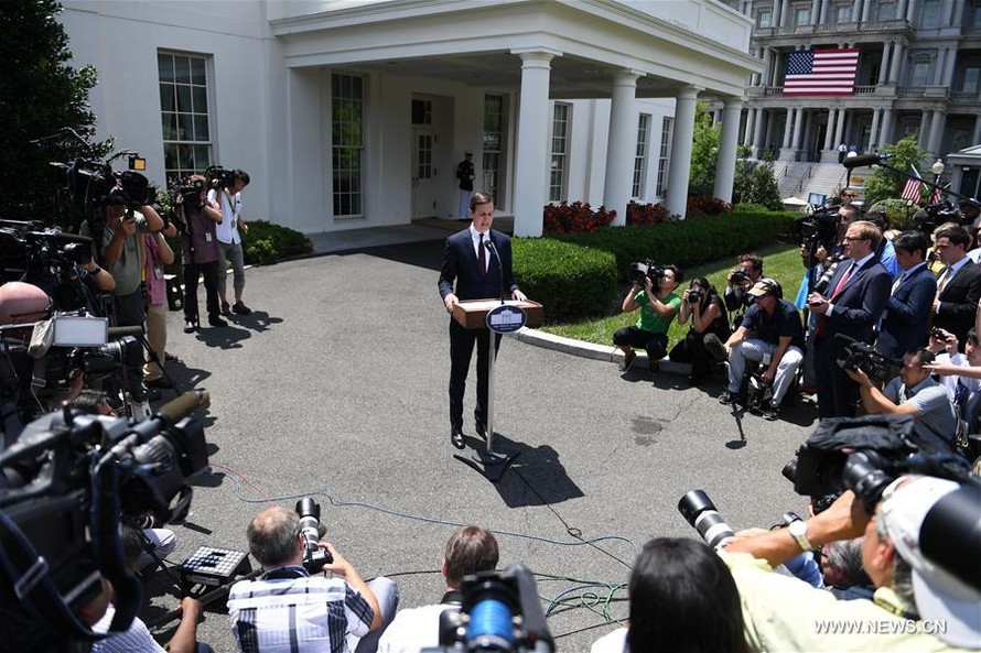 Cố vấn cao cấp Nhà Trắng Jared Kushner phát biểu trước báo chí về cáo cuộc thông đồng với Nga ngày 24/7. Ảnh: Tân Hoa Xã