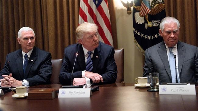 Từ trái sang: Phó Tổng thống Mỹ Mike Pence, Tổng thống Mỹ Donald Trump và Ngoại trưởng Mỹ Rex Tillerson. 