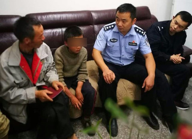 Cậu bé Miao được cảnh sát đưa về nhà sau 24 ngày "sống hoang dã". 