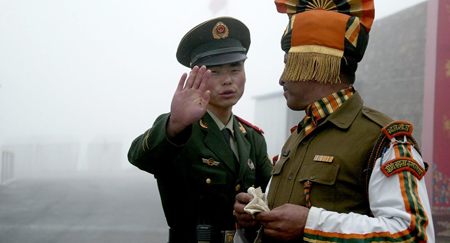 Binh sĩ Trung Quốc (đưa tay) và binh sĩ Ấn Độ tại biên giới hai nước. Ảnh: AFP