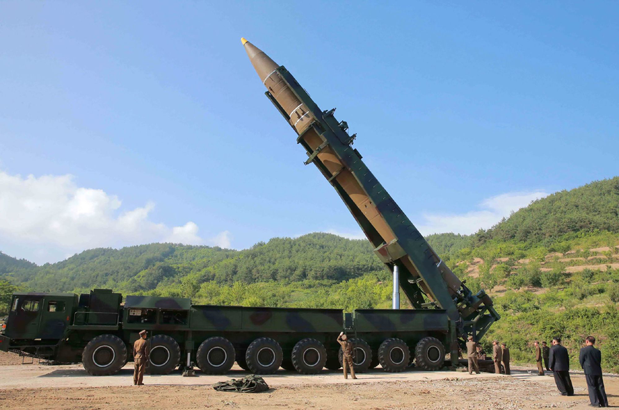 Tên lửa đạn đạo được cho là Hwasong-14. Ảnh: KCNA
