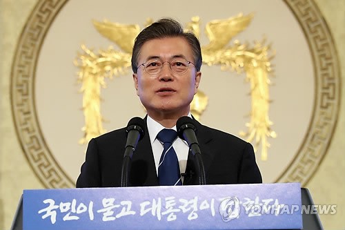 Tổng thống Hàn Quốc Moon Jae-in trong cuộc họp báo đánh dấu 100 ngày cầm quyền. Ảnh: Yonhap