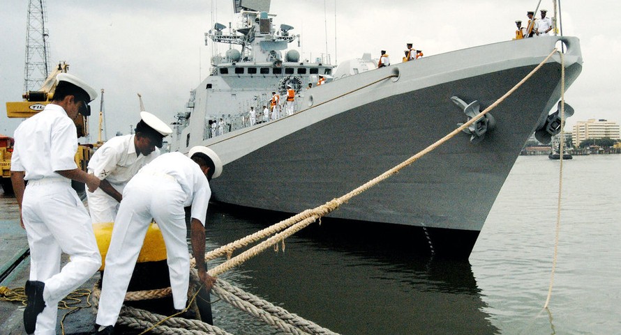 Hải quân Ấn Độ từng mua INS Trishul, tàu khu trục lớp Talwar, do Nga sản xuất trước khi ký hợp đồng mua chiến hạm lớp Grigorovich. Ảnh: AFP