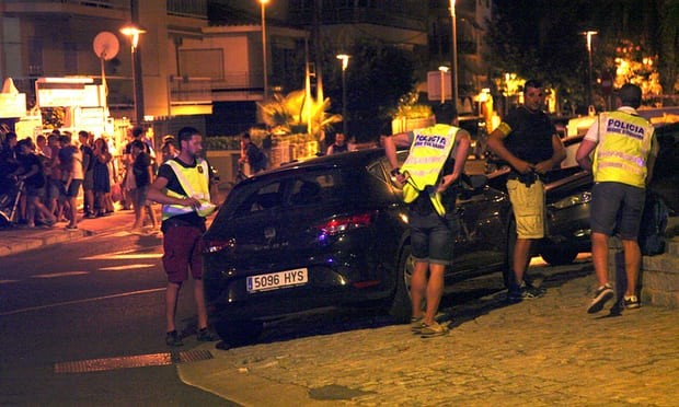 Cảnh sát Catalan kiểm tra chiếc xe khả nghi sau khi bắn hạ 5 nghi phạm khủng bố ở Cambrils. Ảnh: EPA