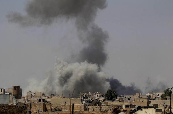 Những cột khói cao ngút trời và các công trình đổ nát từ lâu đã là hình ảnh quen thuộc ở Raqqa. Ảnh: Reuters
