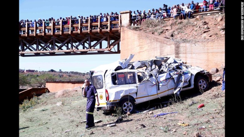 Chiếc xe buýt mini hư hỏng nặng sau vụ tai nạn. Ảnh: CNN