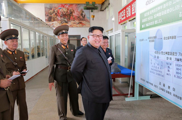 Chủ tịch Kim Jong-un thăm Viện Vật liệu Hóa học thuộc Viện Hàn lâm Khoa học Quốc phòng Triều Tiên. Ảnh: KCNA