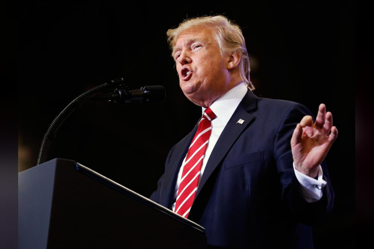 Tổng thống Mỹ Donald Trump dọa sẽ đóng cửa chính phủ nếu không có tiền xây tường biên giới tại sự kiện ở Phoenix hôm 22/8. Ảnh: Reuters