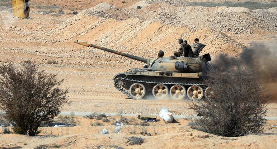 Xe tăng T-72 của quân đội Syria tham gia chiến dịch giải phóng Deir ez-Zor. Ảnh: Sputnik
