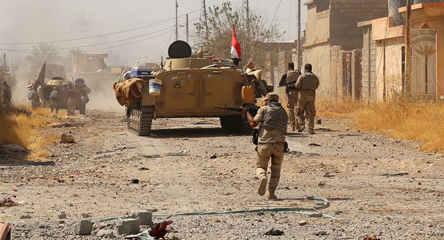 Quân đội và Lực lượng Động viên rộng rãi Iraq (PMF) tấn công IS ở ngoại ô Tal Afar. Ảnh: Reuters