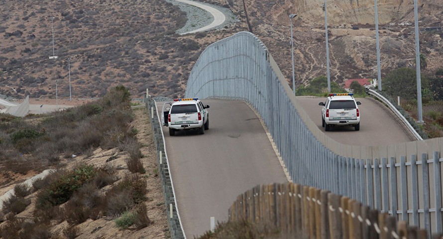 Lực lượng an ninh Mỹ tuần tra biên giới Mỹ-Mexico tại San Ysidro, California. Ảnh: AFP 