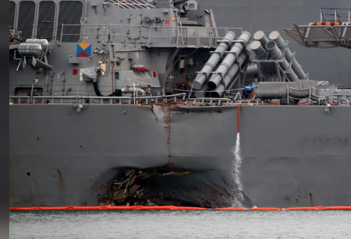 Tàu khu trục USS John S.McCain bị đâm thủng sau vụ va chạm với tàu buôn hôm 21/8. Ảnh: Reuters
